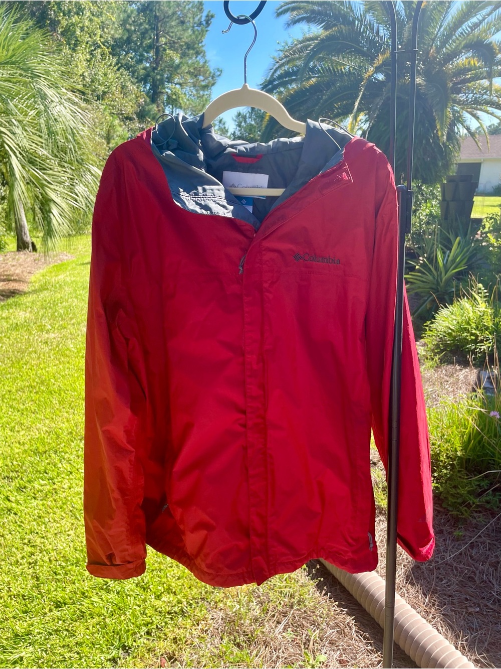 Columbia Men’s Red Hooded Rain Jacket with Gray Lining Omni Tech Size Large